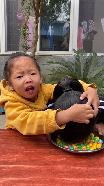 小姐姐吃酸瓜糖,小姐姐的酸瓜糖美食之旅